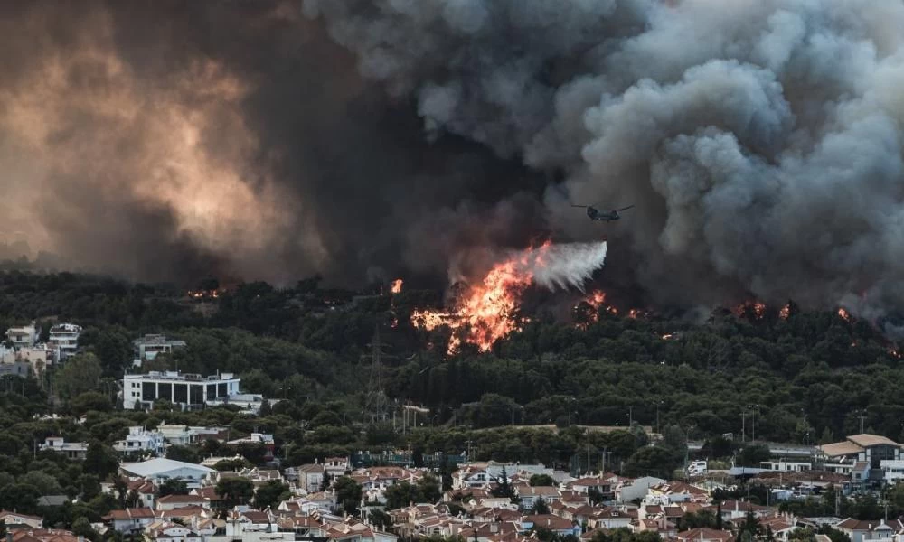 ''Αποκάλυψη'' στην Αττική: Καίγονται σπίτια στον Άγιο Στέφανο -Τρεις συλλήψεις σε Κρυονέρι και Άγιο Στέφανο